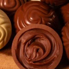 Cacau Show comemora Dia do Chocolate com 1 milhão de trufas grátis para clientes do programa Cacau Lovers