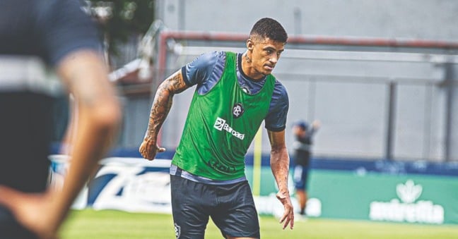 Camutanga teve chance na zaga com as contusões dos titulares e está mostrando serviço - foto: Samara Miranda/Remo