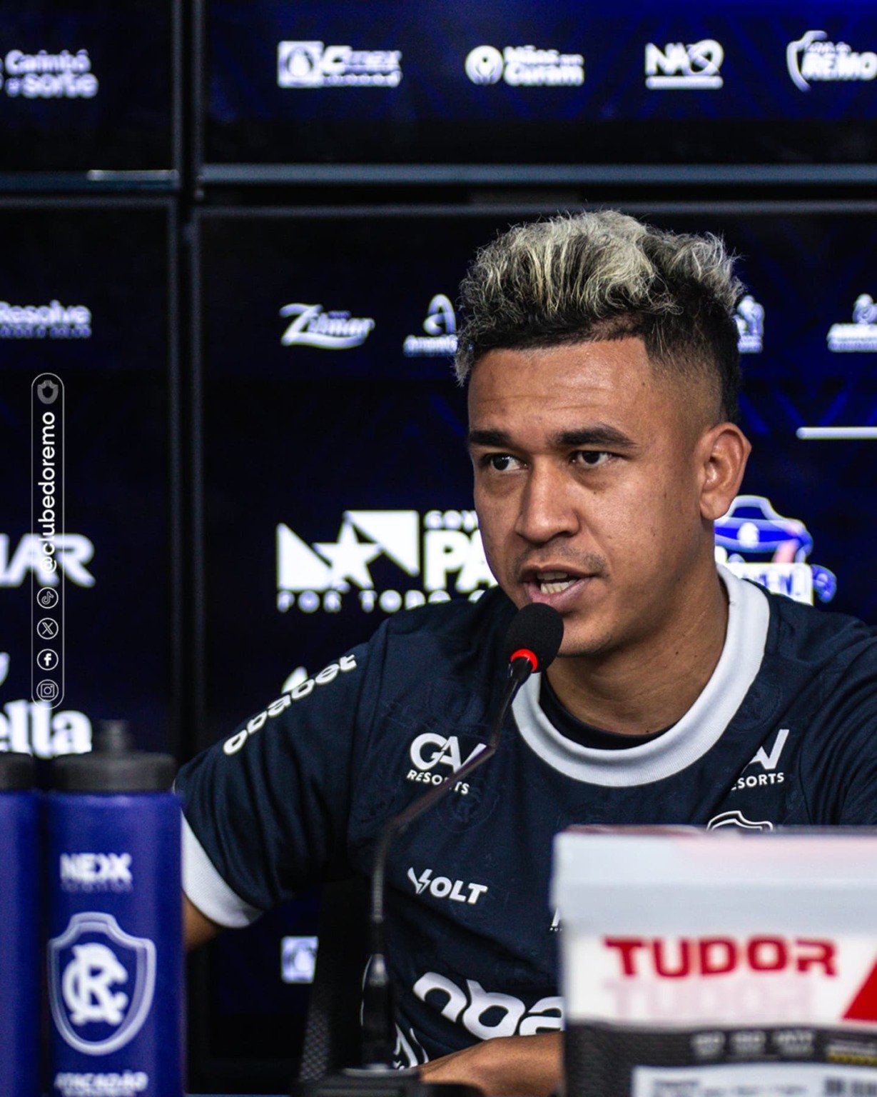 O volante colombiano Victor Cantillo, experiente e com passagens pelo Corinthians, foi oficialmente apresentado nesta quarta-feira e já integra o elenco azulino.