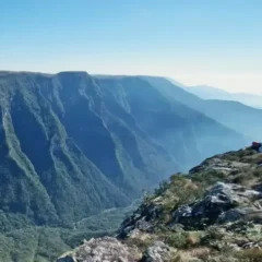 Uma menina de 11 anos caiu do mirante do Cânion Fortaleza, em Cambará do Sul, no Rio Grande do Sul, na tarde desta quinta-feira (10).