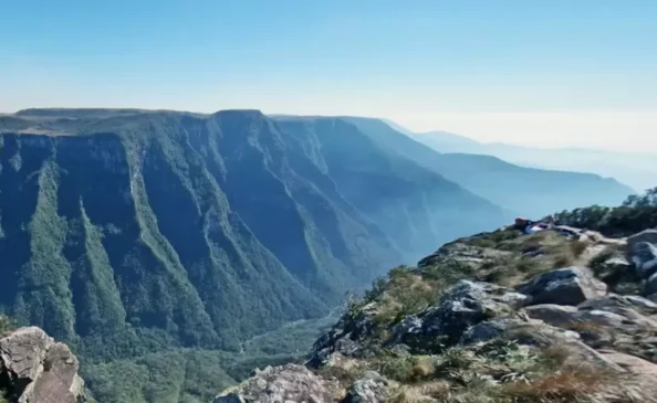 Uma menina de 11 anos caiu do mirante do Cânion Fortaleza, em Cambará do Sul, no Rio Grande do Sul, na tarde desta quinta-feira (10).