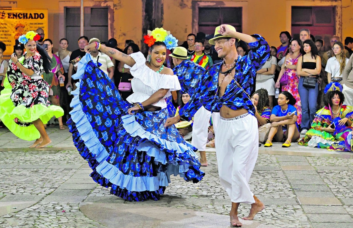 Encontro das culturas do Pará e Maranhão se encontraram com as danças do Carimbó e Cacuriá na capital São Luís. Encontro das culturas do Pará e Maranhão se encontraram com as danças do Carimbó e Cacuriá na capital São Luís.