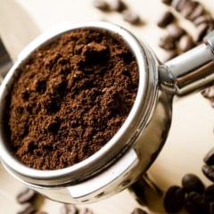 A borra de café, que normalmente vai para o lixo após o preparo da bebida, pode ter um destino bem mais sustentável — e útil.