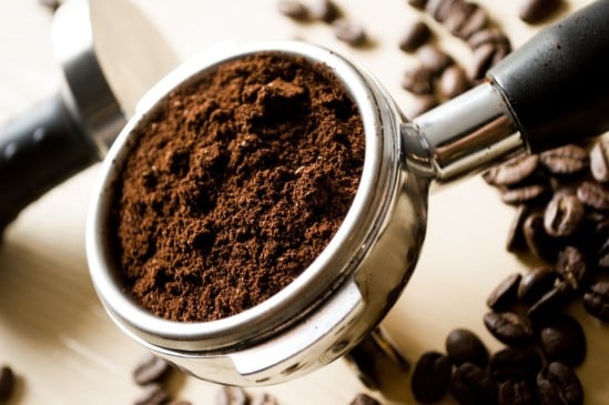 A borra de café, que normalmente vai para o lixo após o preparo da bebida, pode ter um destino bem mais sustentável — e útil.