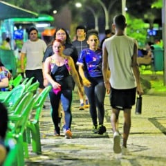 No final da tarde, a praça Batista Campos é o destino de diversas famílias que buscam atividades de lazer e contemplação em um dos espaços considerados uma das praças mais bonitas do Brasil. Além disso, no mesmo horário, a praça é bastante frequentada por praticantes de atividades físicas, como corrida, caminhada e até pedal. O espaço também é voltado a atividades econômicas de ambulantes, que vendem água de coco e alugam brinquedos para a criançada.. Local: Praça Batista Campos - Belém. Data: 07/07/2025. Foto: Mauro Ângelo/ Diário do Pará.