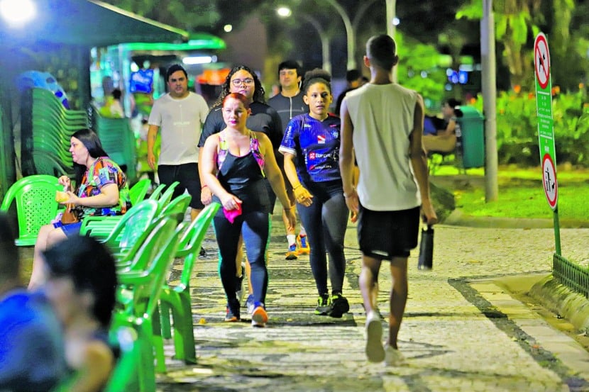 No final da tarde, a praça Batista Campos é o destino de diversas famílias que buscam atividades de lazer e contemplação em um dos espaços considerados uma das praças mais bonitas do Brasil. Além disso, no mesmo horário, a praça é bastante frequentada por praticantes de atividades físicas, como corrida, caminhada e até pedal. O espaço também é voltado a atividades econômicas de ambulantes, que vendem água de coco e alugam brinquedos para a criançada.. Local: Praça Batista Campos - Belém. Data: 07/07/2025. Foto: Mauro Ângelo/ Diário do Pará.