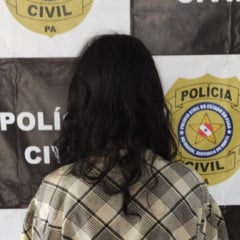 Foragida desde 2024, a mulher é investigada por supostamente dopar a própria filha e permitir que outros homens abusassem sexualmente da vítima em troca de dinheiro.