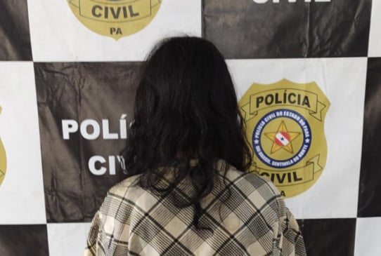 Foragida desde 2024, a mulher é investigada por supostamente dopar a própria filha e permitir que outros homens abusassem sexualmente da vítima em troca de dinheiro.