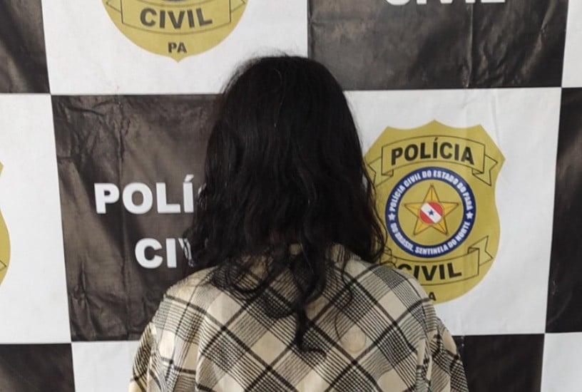 Foragida desde 2024, a mulher é investigada por supostamente dopar a própria filha e permitir que outros homens abusassem sexualmente da vítima em troca de dinheiro.