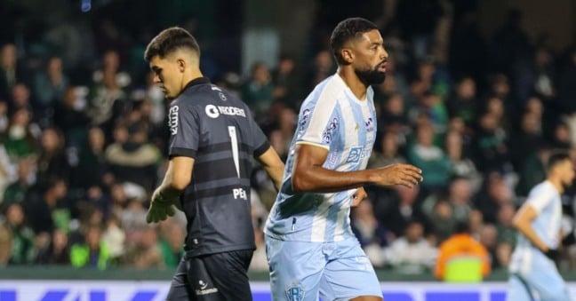 Diogo foi um dos nomes do jogo na vitória bicolor sobre o Coritiba - Foto: Jorge Luis Totti/PSC