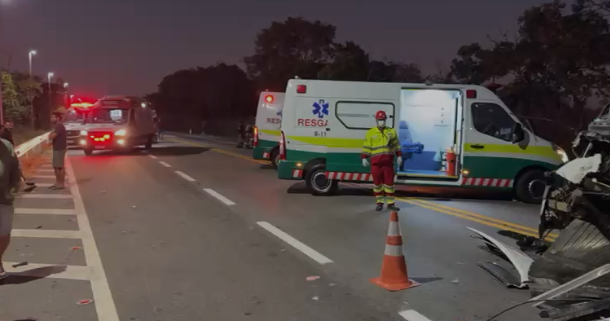 Um grave acidente envolvendo uma carreta, um micro-ônibus e um ônibus deixou cinco mortos na BR-153, em Porangatu, no norte de Goiás.
