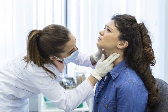 Oito em cada dez pessoas diagnosticadas com câncer de cabeça e pescoço no Brasil descobrem a doença em estágio avançado, segundo dados do INCA
Crédito: Freepik