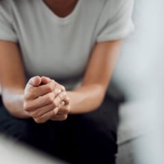 Descubra os benefícios e significados de falar sozinho. Entenda como essa prática pode revelar emoções e pensamentos de forma surpreendente.
