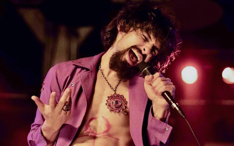 Quem vê o ator Ravel Andrade brilhando na série "Eu Sou", disponível na GloboPlay desde junho último, interpretando o pai do rock brasileiro, Raul Seixas (1945-1989), talvez não saiba que a voz nas cenas de show não é dele