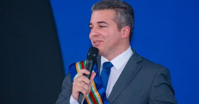 No vídeo que publicou, Siqueira aparece emocionado, agradecendo pelo apoio que teve desde o início do processo.