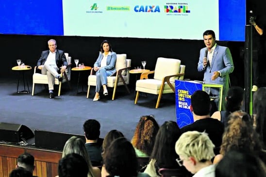 O governador Helder Barbalho discursa no Congresso Sustentável. À esquerda, ao centro, a CEO da COP 30, a economista Ana Toni FOTO: Marco Santos/Agência Pará

