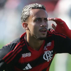 Matheus Gonçalves reclama de ausência em post do Flamengo após brilhar em amistoso