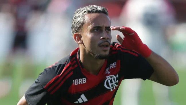 Matheus Gonçalves reclama de ausência em post do Flamengo após brilhar em amistoso