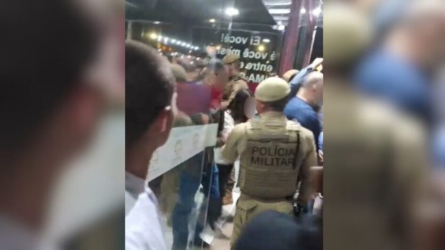 Fieis se exaltaram e a Polícia Militar foi acionada. Após uma primeira dispersão, uma nova confusão se formou