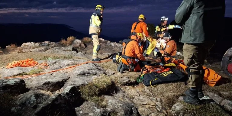 A criança, diagnosticada com Transtorno do Espectro Autista (TEA), foi localizada por volta das 17h40 com auxílio de um drone com câmera térmica, após cerca de quatro horas de buscas.