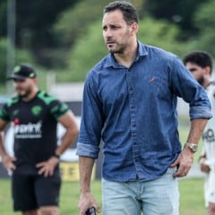 Segundo o documento, o executivo de futebol do Paysandu, o ex-jogador Carlos Frontini, invadiu o gramado durante o intervalo e se dirigiu à equipe de arbitragem de forma exaltada