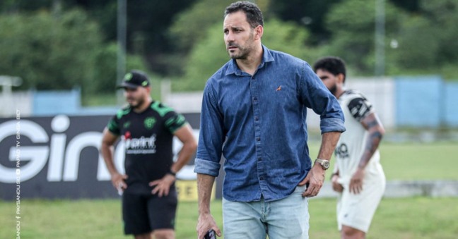 Segundo o documento, o executivo de futebol do Paysandu, o ex-jogador Carlos Frontini, invadiu o gramado durante o intervalo e se dirigiu à equipe de arbitragem de forma exaltada