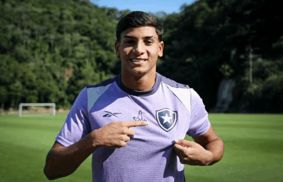 O Botafogo anunciou a contratação do lateral-direito Kadu, revelação do Remo. O jovem de 19 anos assinou contrato nesta terça-feira