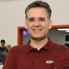O comentarista esportivo Leonardo Bertozzi comunicou nesta quinta-feira (10) que está pronto para retornar ao trabalho na ESPN nos próximos dias.