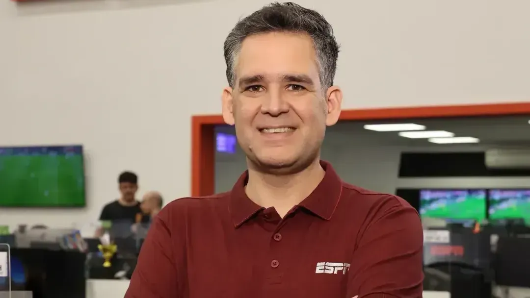 O comentarista esportivo Leonardo Bertozzi comunicou nesta quinta-feira (10) que está pronto para retornar ao trabalho na ESPN nos próximos dias.
