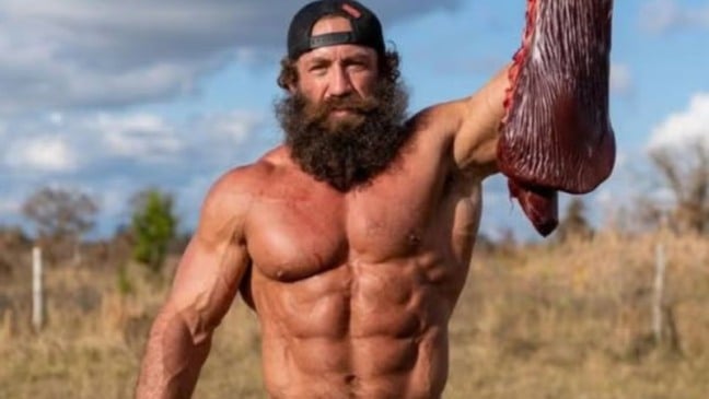 Influenciador que comia testículos crus é preso após ameaçar Joe Rogan