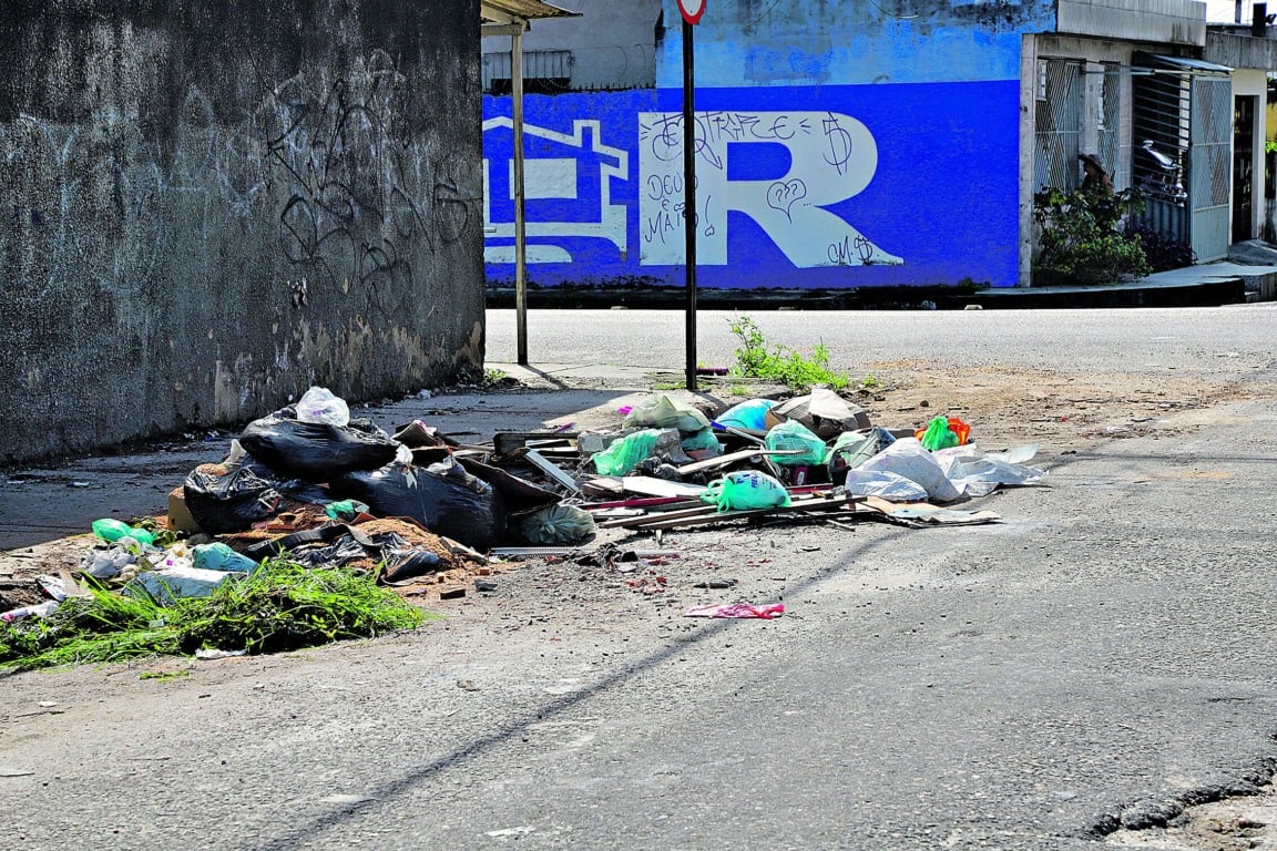 O DIÁRIO flagrou o lixo acumulado pelas ruas e calçadas em vários bairros do município