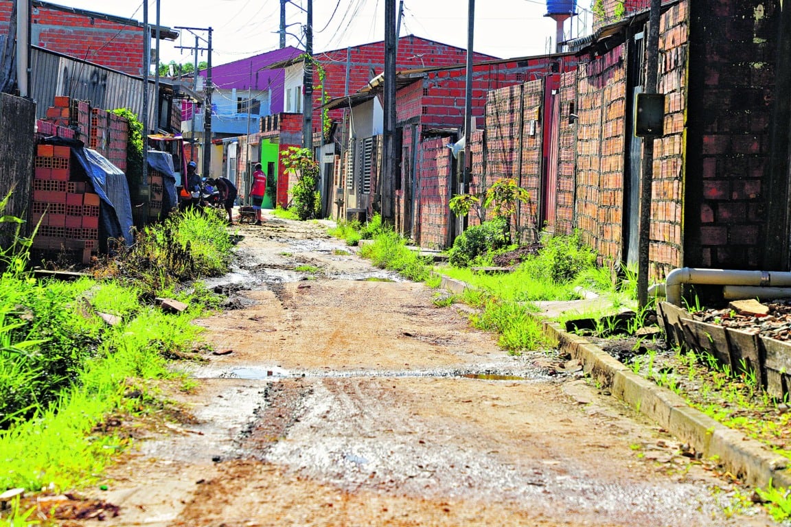 Quem mora no bairro Levilândia viu as obras começarem e serem abandonadas em várias vias pela Prefeitura, e o resultado é mato alto, buracos, insegurança e perda do direito de ir e vir
