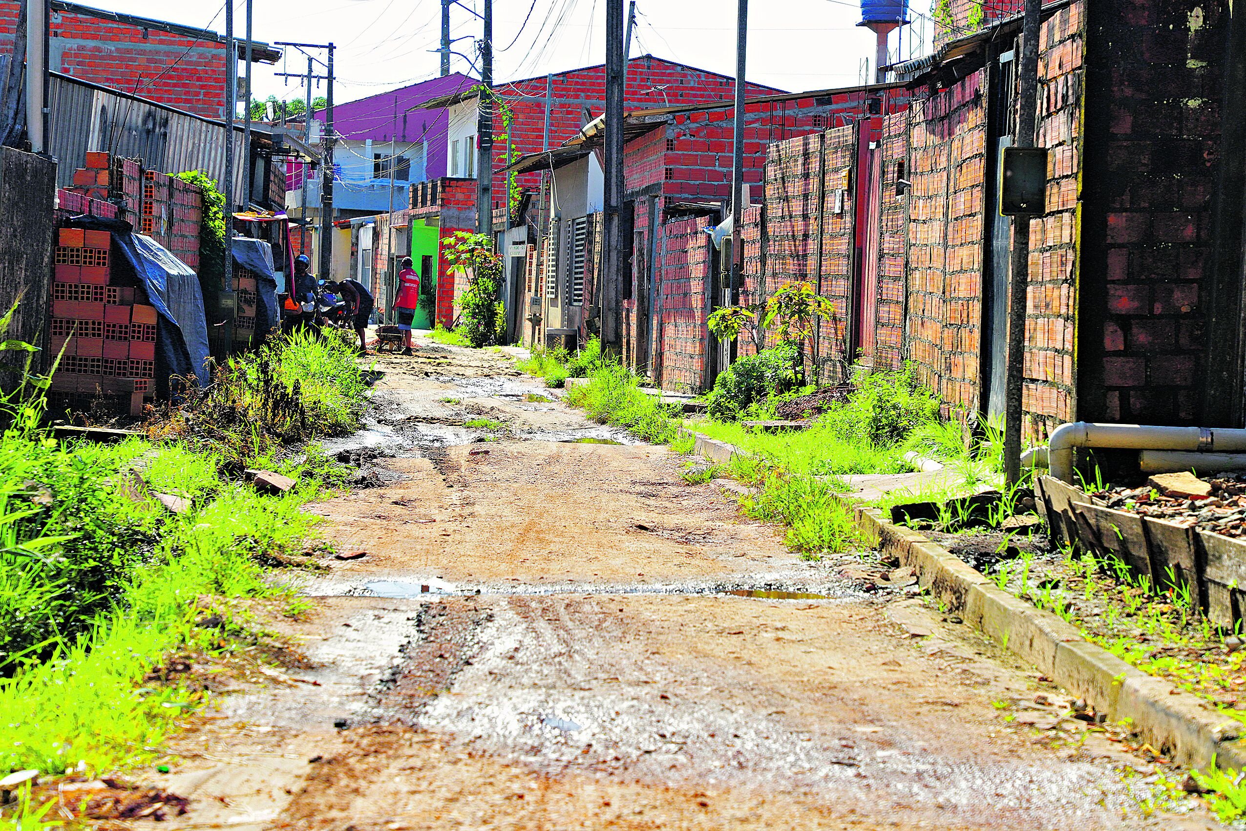 Quem mora no bairro Levilândia viu as obras começarem e serem abandonadas em várias vias pela Prefeitura, e o resultado é mato alto, buracos, insegurança e perda do direito de ir e vir