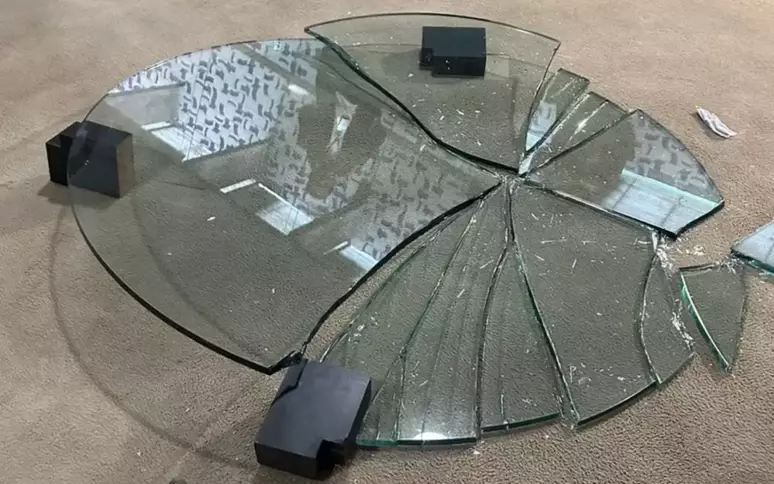 Profissionais da imprensa, na tentativa de registrar imagens do ex-presidente, derrubaram uma mesa de vidro no Salão Verde, que fica antes do plenário, mas não houve feridos. Profissionais da imprensa, na tentativa de registrar imagens do ex-presidente, derrubaram uma mesa de vidro no Salão Verde, que fica antes do plenário, mas não houve feridos.
