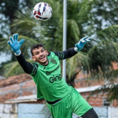 O goleiro Gabriel Mesquita tem missão difícil contra os atacantes do time catarinense - Foto: Matheus Vieira/PSC