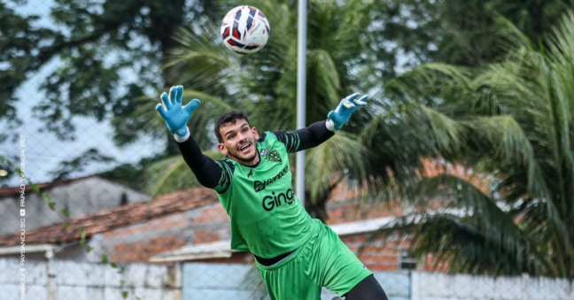 O goleiro Gabriel Mesquita tem missão difícil contra os atacantes do time catarinense - Foto: Matheus Vieira/PSC