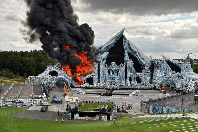 O Tomorrowland, um dos maiores festivais de música eletrônica do mundo, foi surpreendido por um incêndio de grandes proporções no palco principa