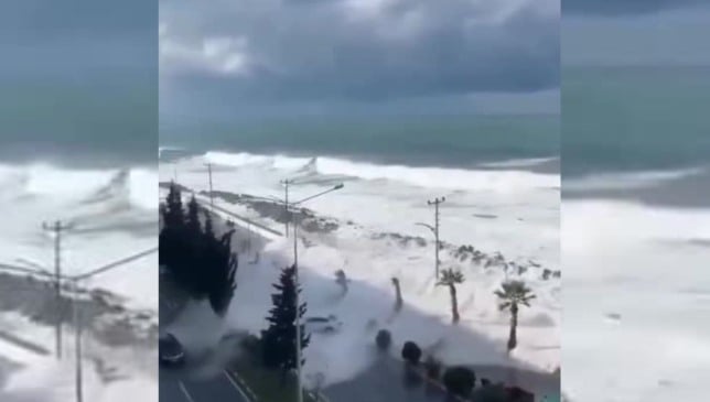 Imagens do momento em que ondas de tsunami atingem o Japão.
