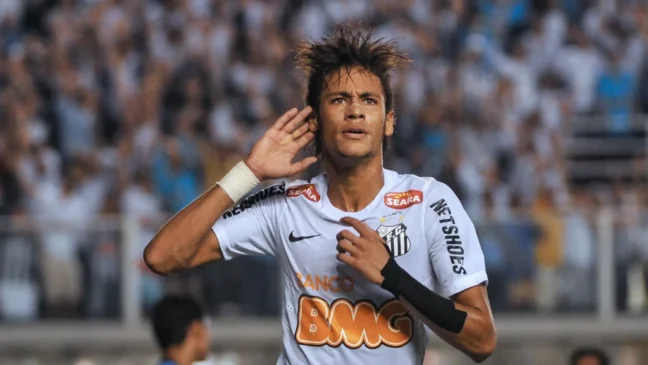 A partida pode marcar o reencontro de Neymar com o estádio onde brilhou em 2010, quando, ainda jovem, comandou um dos jogos mais marcantes de sua primeira passagem pelo Peixe.