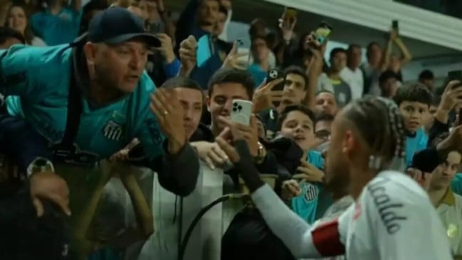 Durante a partida entre Santos e Internacional, na noite de quarta-feira (23), o jogador Neymar protagonizou uma discussão acalorada