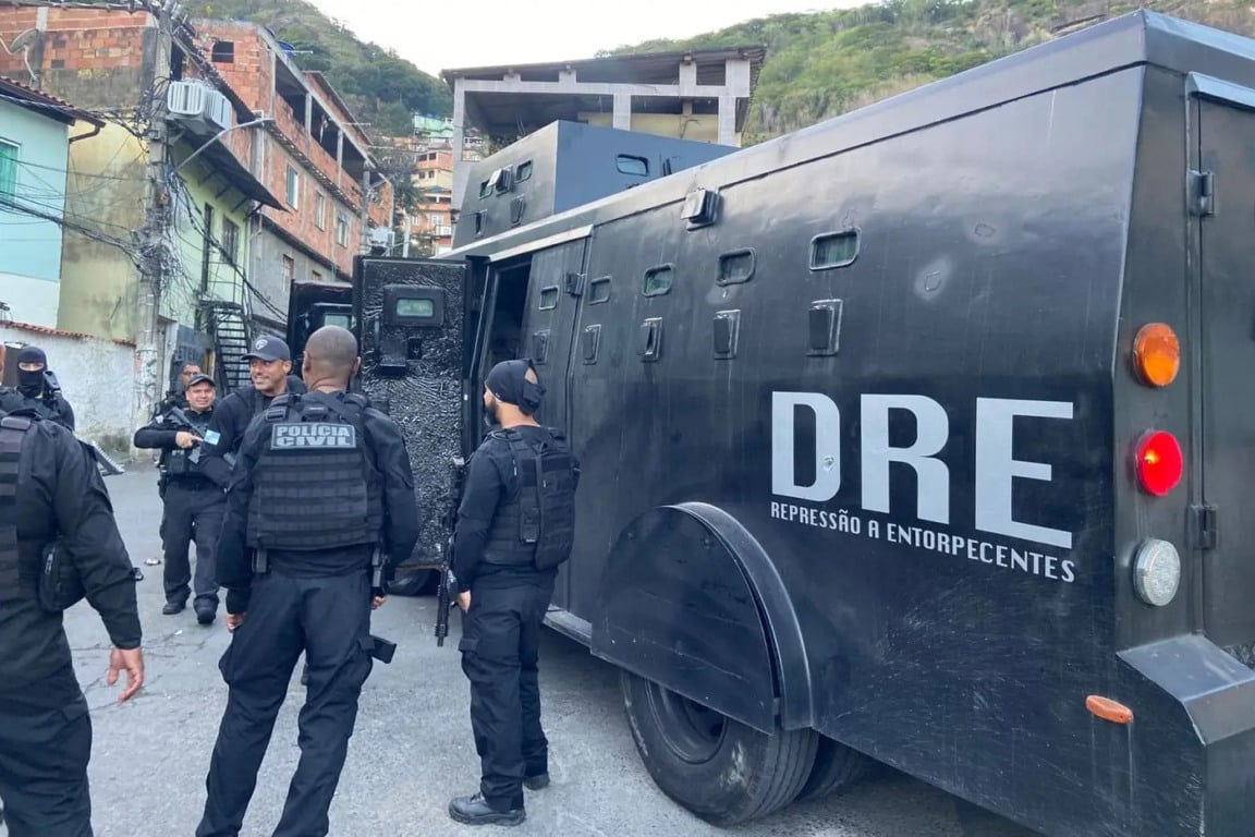 A prisão ocorreu na comunidade do Preventório, no bairro Charitas, município de Niterói (RJ), e teve como alvo uma mulher suspeita de integrar um grupo criminoso