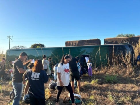 Na manhã do último domingo (13), um ônibus que transportava cerca de 60 membros de uma igreja evangélica de Parauapebas sofreu um acidente