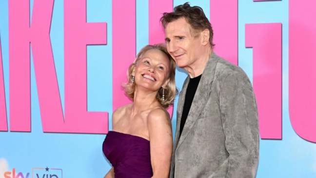 Os atores Pamela Anderson, 58 anos, e Liam Neeson, 73, estão vivendo um romance em seus estágios iniciais, segundo reportagem da revista americana People
