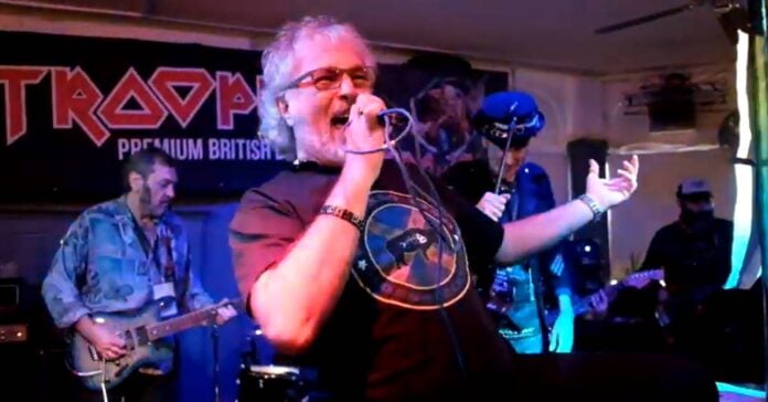 O cantor inglês Paul Mario Day, conhecido por ter sido o primeiro vocalista do Iron Maiden, morreu aos 69 anos.