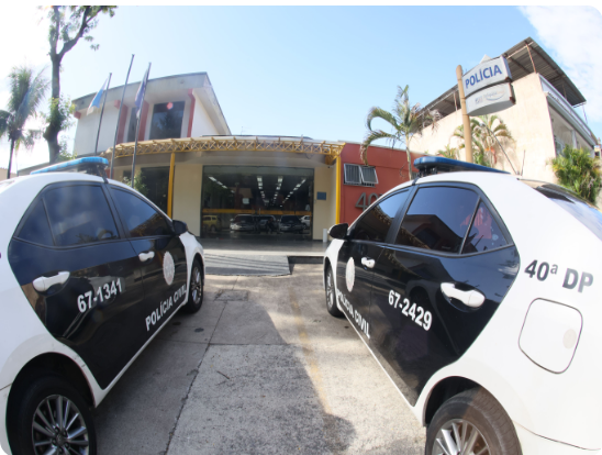 O criminoso usava uma máquina de cartão com visor dificultado para enganar a vítima.