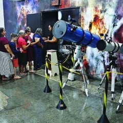 Espaço foi reaberto com movimentação. Aline Germano trouxe a família para visitar o planetário