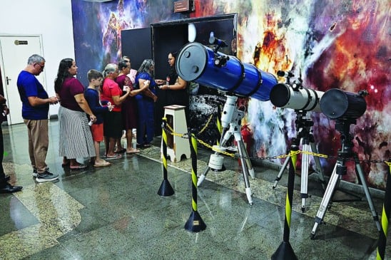 Espaço foi reaberto com movimentação. Aline Germano trouxe a família para visitar o planetário
