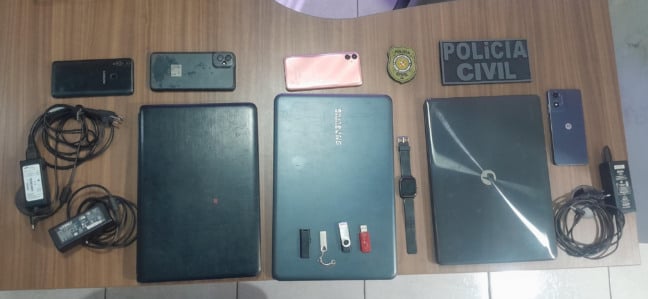 A Polícia Civil do Pará deflagrou na última quinta-feira (24) a operação “Inimigo Oculto”, que resultou na apreensão de três notebooks, quatro celulares, quatro pendrives e um relógio smartwatch no município de Ananindeua,