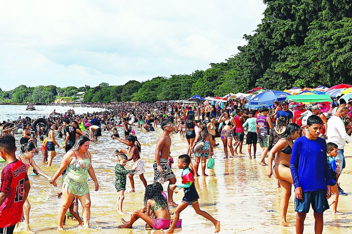 Outeiro, Pará, Brasil, Caderno cidade- Movimentação na praia de Outeiro, famílias aproveiraram os últimos dias de ferias pra curtirem...
Foto celso Rodrigues/ Diário do Pará.