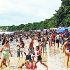 Outeiro, Pará, Brasil, Caderno cidade- Movimentação na praia de Outeiro, famílias aproveiraram os últimos dias de ferias pra curtirem...
Foto celso Rodrigues/ Diário do Pará.